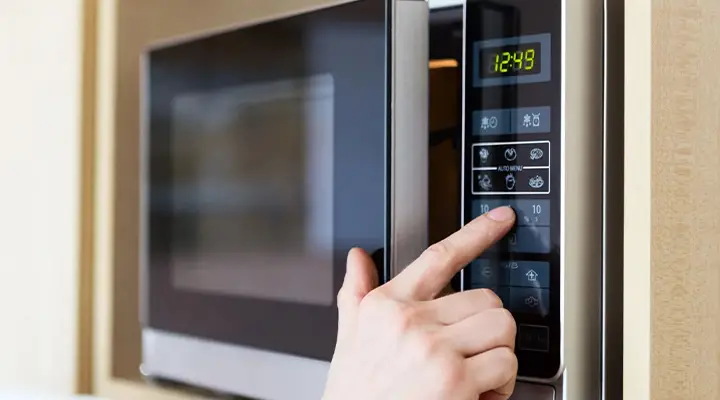 What Type Of Energy Cooks Food In A Microwave Oven